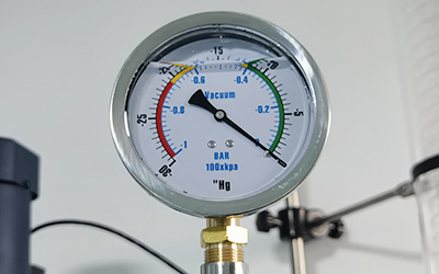 200L Jacketed Glass Reactor detail - Oil vacuum meter, anti-vibration during stirring.