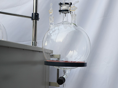 200L Single Layer Glass Reactor detail - Receiving flask with 10L volume, with air release valve and discharge valve.