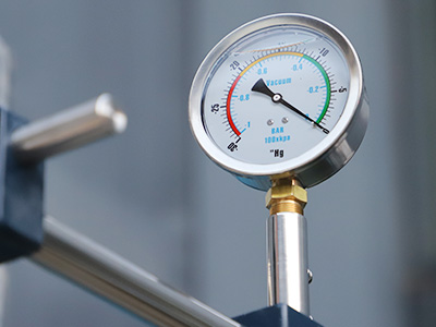 200L Single Layer Glass Reactor detail - Oil vacuum meter, anti-vibration during stirring.