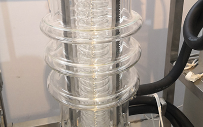 Wiped Film Molecular Distillation Equipment For CBD Oil detail - Main evaporator - jacketed evaporator, serpentine condensation coil to improve condenser area, SS316 with graphite composite material scraper, 300°C high temperature resistance.